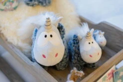 Nici 44173 Einhorn Snorre Hornson Mit Kapuze Ca 22cm Plüsch Kuscheltier -Spielzeug Verkauf 44173 04 Milieu 2048x1365