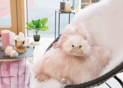 Nici 46631 Lifestyle Duck Ente Emmalina Altrosa 20cm Liegend Plüsch Kuscheltier -Spielzeug Verkauf 46630 07 46632 46638 46633 Milieu 2048x1463