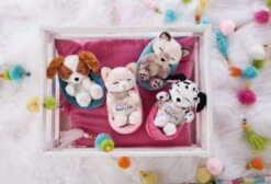 Nici 47891 Sleeping Pets Puppies Schlafender Dalmatiner Welpe Im Körbchen 12cm -Spielzeug Verkauf 47890 07 47891 47892 47893 Milieu vorl 2048x1391