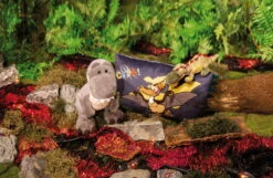 Nici 48811 Dinosaurier Fossily 25cm Liegend Plüsch Kuscheltier Dino GREEN -Spielzeug Verkauf 48810 13 48819 Milieu 2048x1331